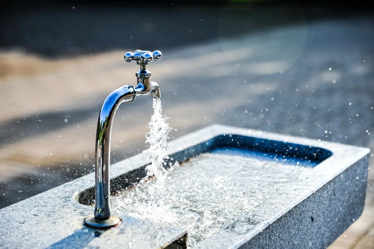 Wie viel Wasser sollte man täglich wirklich trinken?